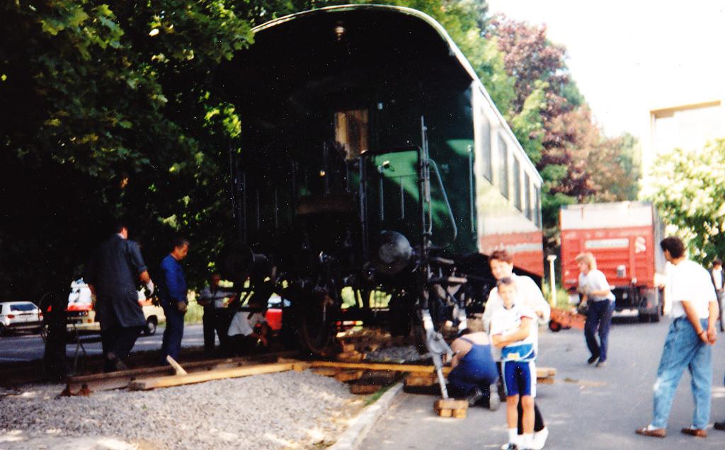 Der alte Eisenbahnwaggon wird an den neuen Standort transportiert