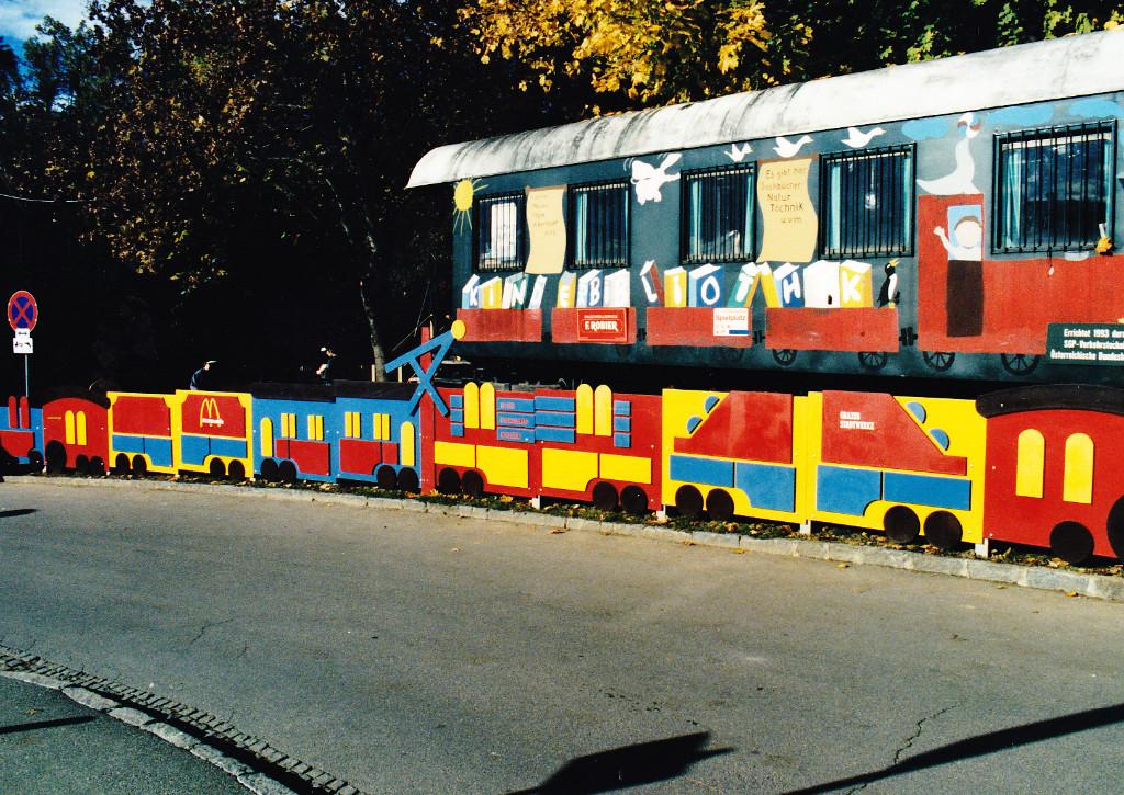 Der neue Eisenbahnwaggon mit Spielplatz