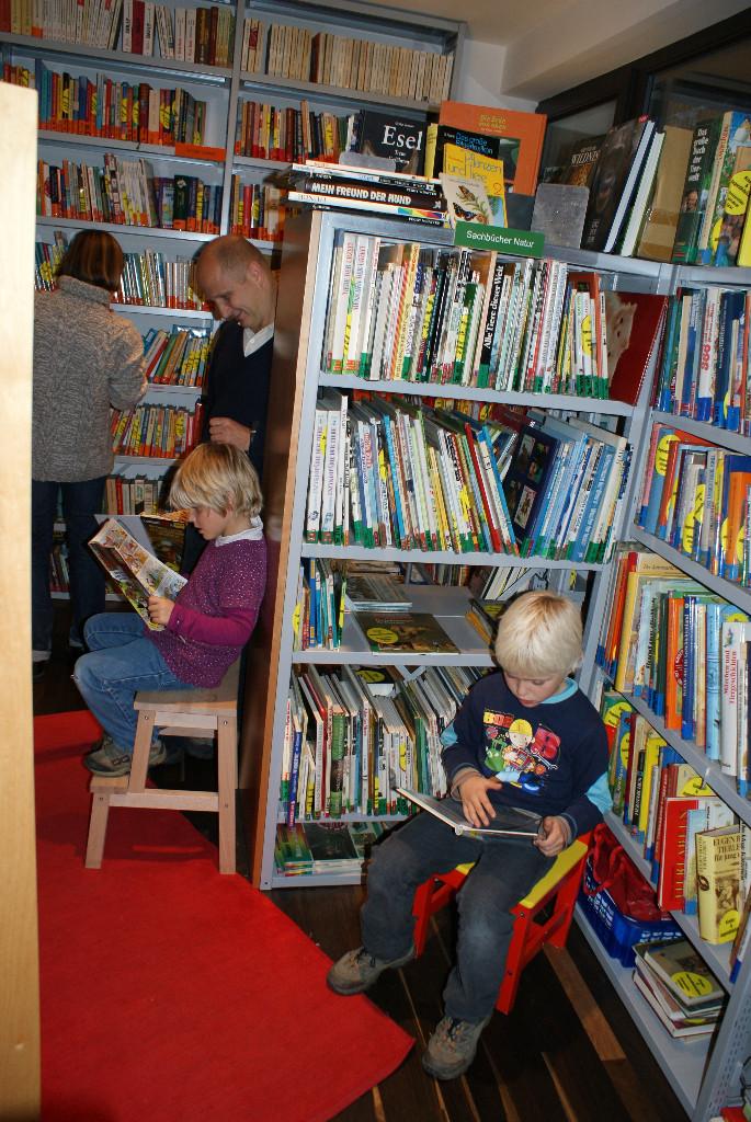 Kinder in der Lesehöhle